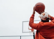 九游娱乐首页-猛龙鏖战鹈鹕，卡鲁索完成帽子戏法