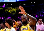 九游体育直播-湖人队大获全胜，赛季开门红