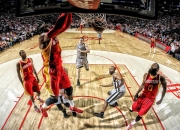 九游娱乐网页-赛道与球场，速度与意志的双重突围