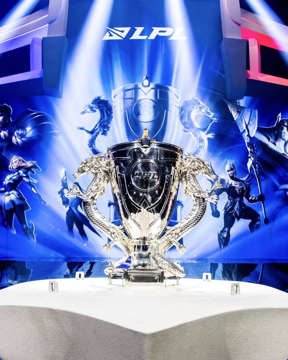 实力雄厚，球队斩获冠军奖杯！