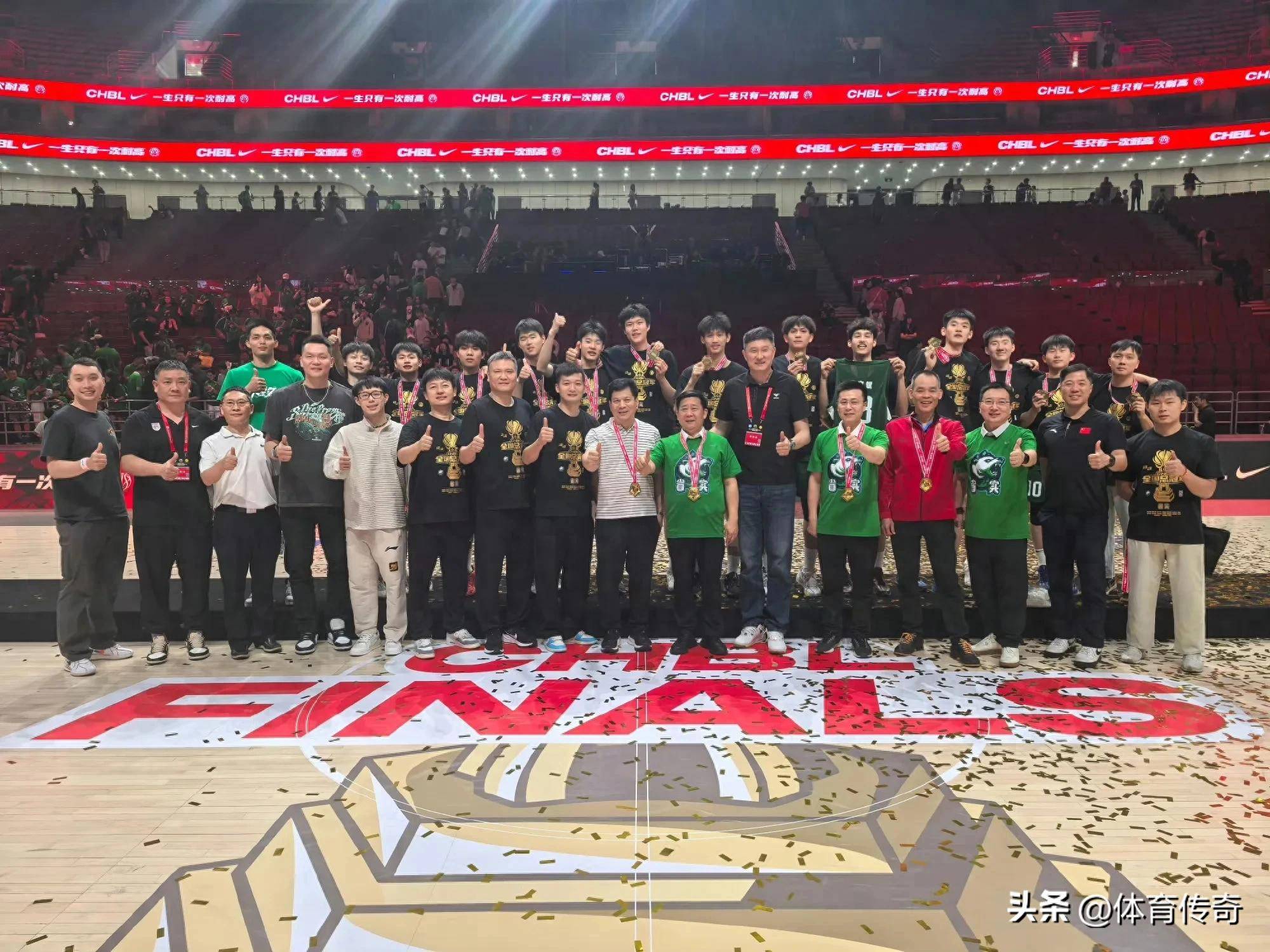 实力雄厚，球队斩获冠军奖杯！