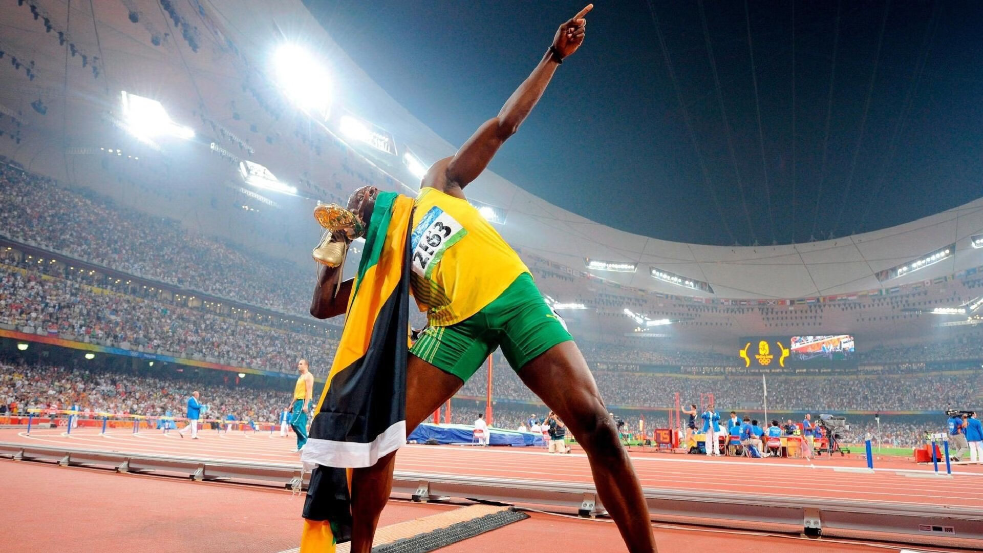 赛道传奇,阿斯顿马丁逆转迈凯伦,汉密尔顿刷新不朽纪录